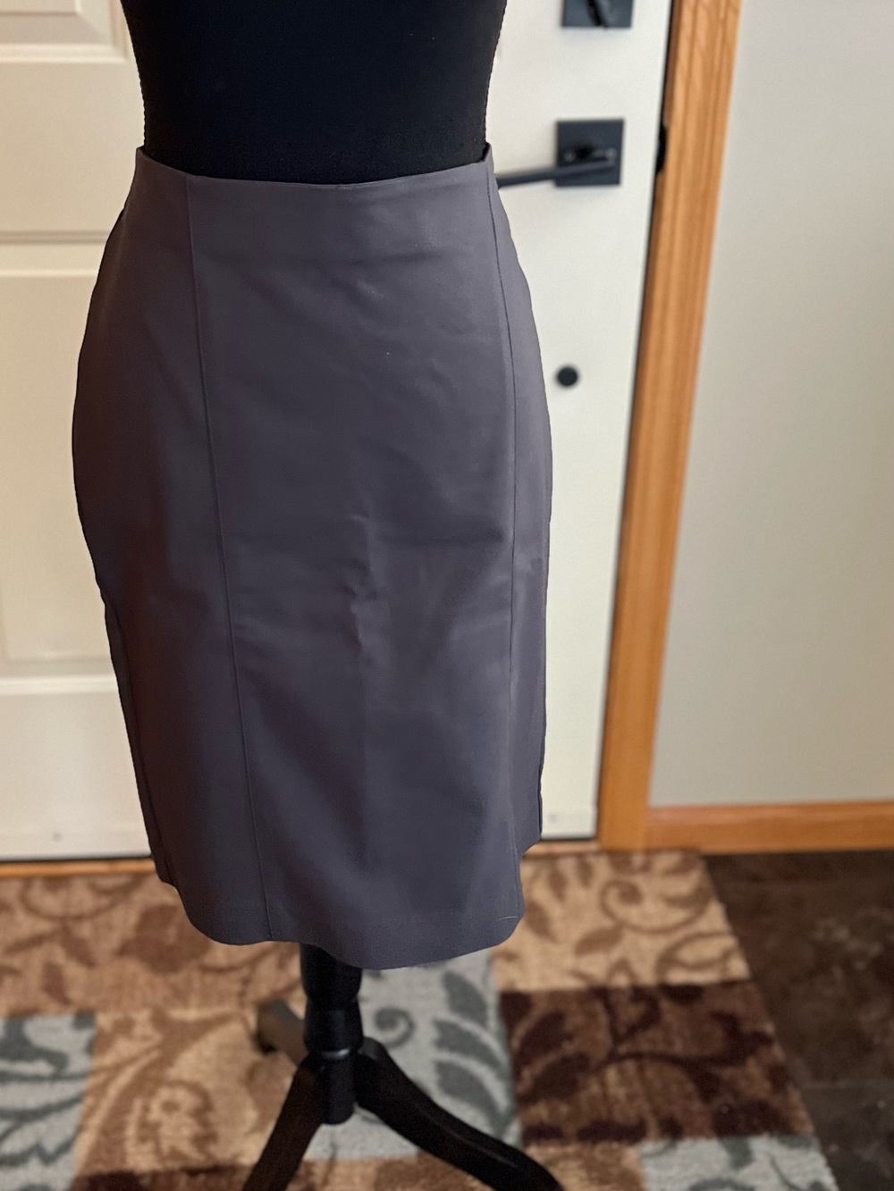 New Women’s Van Heusen stretch extensible gray classic pencil skirt. Size 6